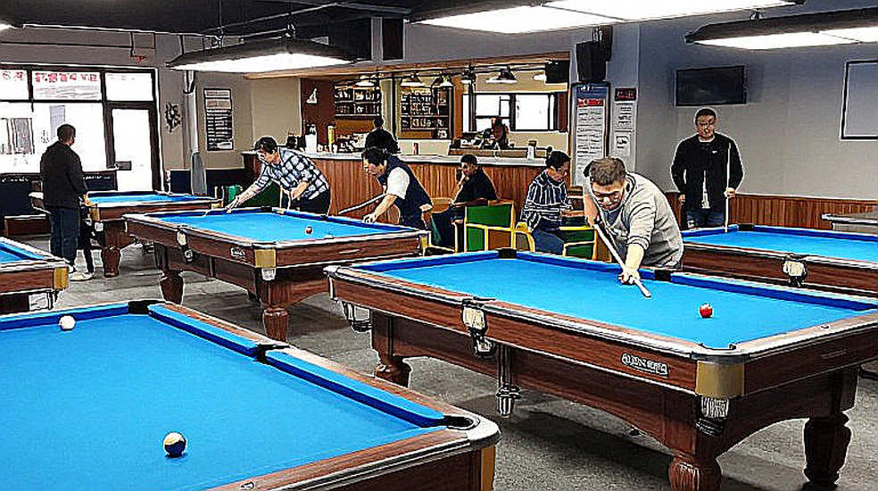 Error is where reality signs: Vietnam's three-cushion carom and the art of defense