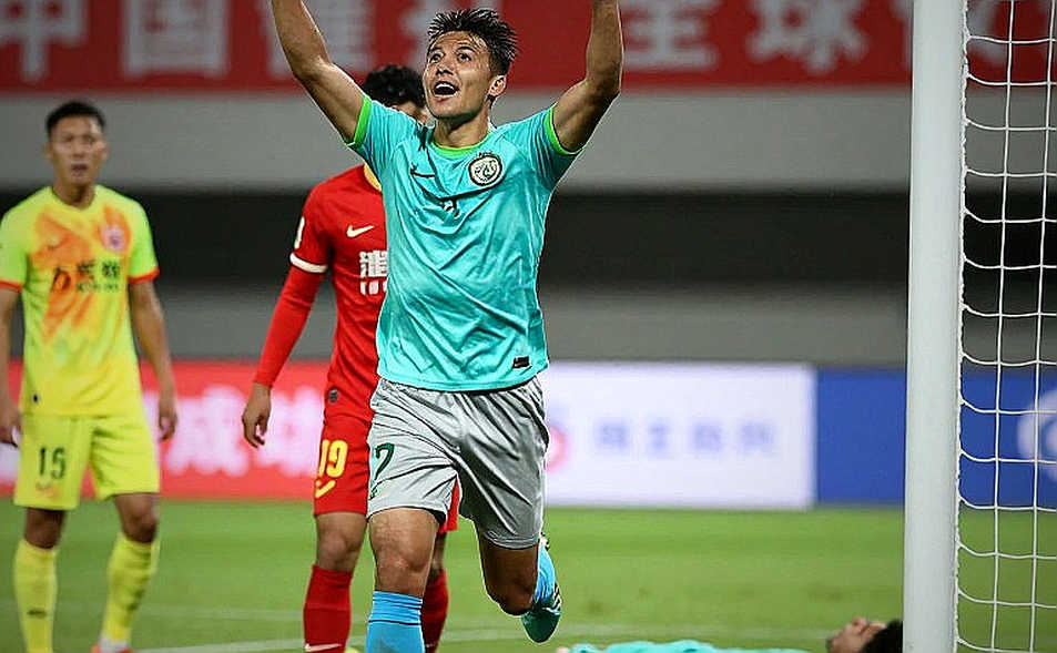 Vietnam's Player Export Wave: A Trophy on Paper, a Loss on the Pitch Vietnam's Player Export Wave: A Trophy on Paper, a Loss on the Pitch