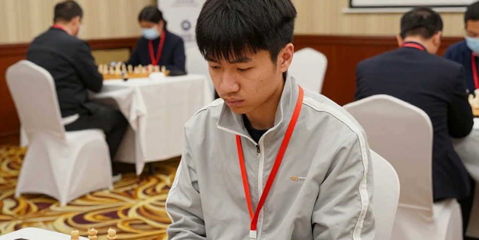 US Championships: Woodward hạ Caruana, Lee nới khoảng cách — và khoảng lặng phía sau dòng tiêu đề